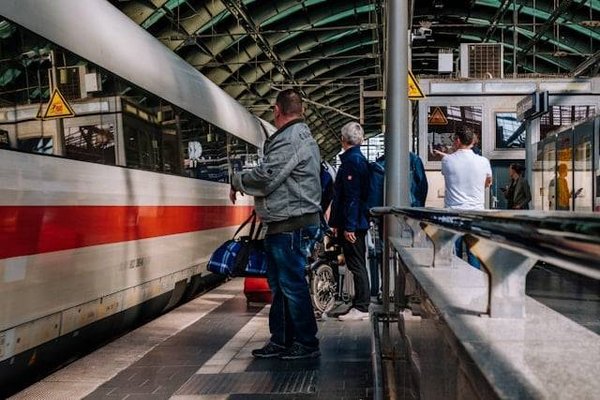 Votre Solution de Consigne à Bagages Pratique à la Gare Saint-Lazare de Paris